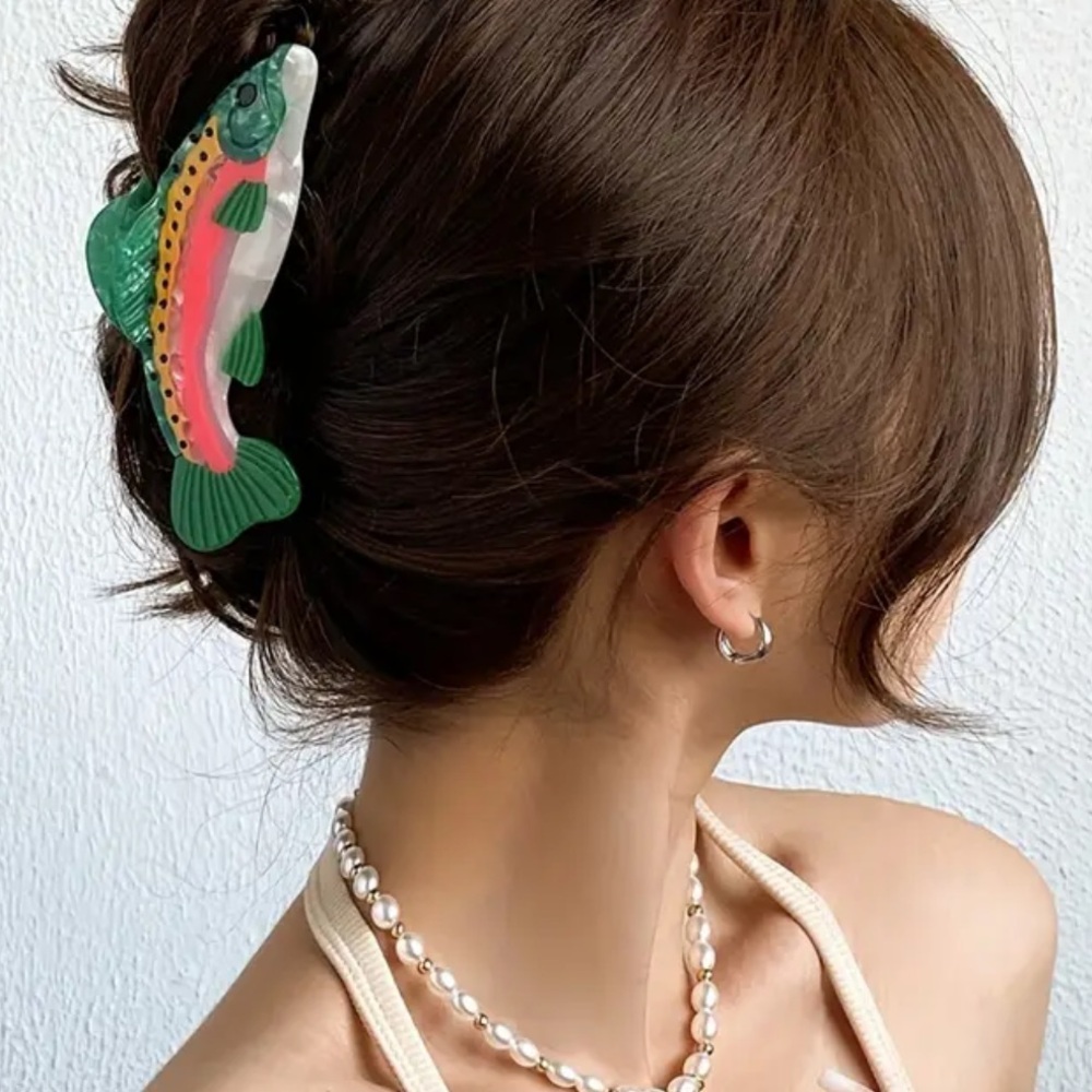 REVOLVE ❤️‍🔥 ACRYLIC NWT FISH CLIP - Picture 5 of 9